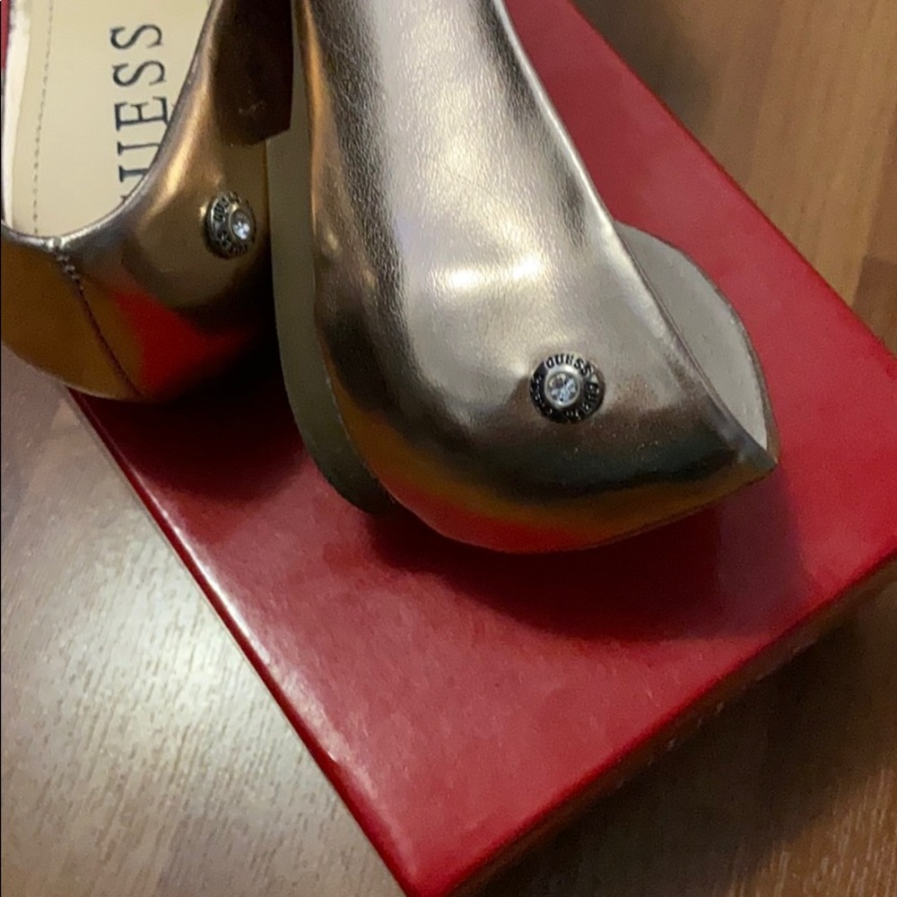 🎀Authentic Guess Flats - Picture 2 of 7